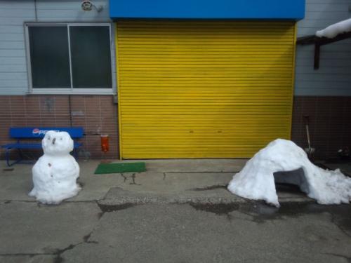 あすなろ体操くらぶ体育館で雪だるまとかまくらがお出迎え！